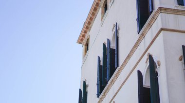 Eski Venedik binaları birbirine yakın, kanal sularına yansıyor.