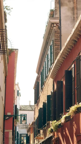 Eski Venedik binaları birbirine yakın, kanal sularına yansıyor.