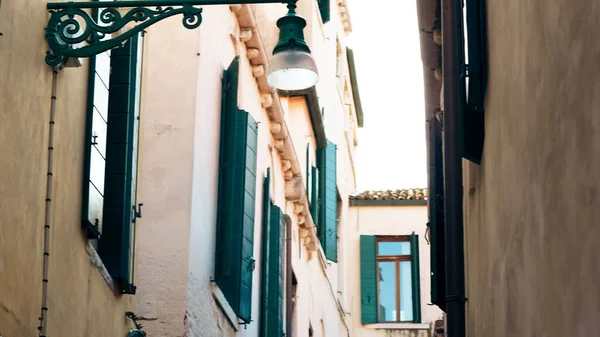 Eski Venedik binaları birbirine yakın, kanal sularına yansıyor.