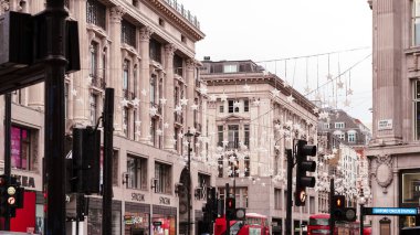 Gündüz Oxford Sirki şehir hayatı ve sonbahar havasında erken Noel aydınlatması, Londra, İngiltere, 25.10.2025