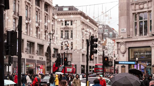 Gündüz Oxford Sirki şehir hayatı ve sonbahar havasında erken Noel aydınlatması, Londra, İngiltere, 25.10.2025
