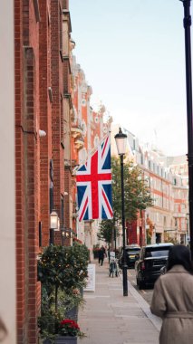 Londra caddesindeki İngiliz bayrağı sokak fotoğrafında yakalandı..