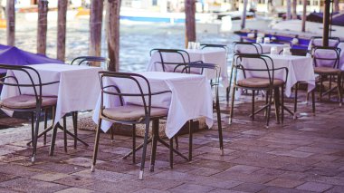 Venedik Kanalı 'nın yanındaki hoş İtalyan atmosferli açık hava kafe..