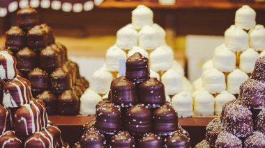 Geleneksel el yapımı şekerler ve Noel pazarında parlayan kurabiyeler tatlı tezgah.