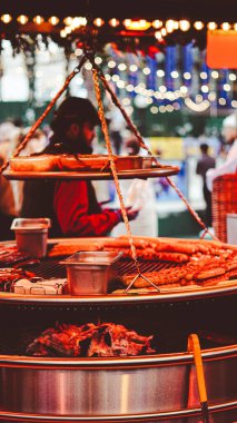 Şenlikli Noel pazarında ızgara sosisler cızırdıyor..