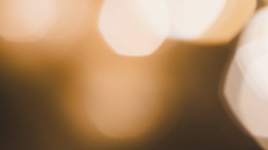 Yumuşak kahverengi ve altın renkli Bokeh ışıkları sıcak tatil atmosferi yaratıyor..