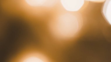 Yumuşak kahverengi ve altın renkli Bokeh ışıkları sıcak tatil atmosferi yaratıyor..