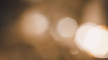 Yumuşak kahverengi ve altın renkli Bokeh ışıkları sıcak tatil atmosferi yaratıyor..