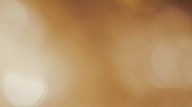 Altın sisli ve ışıldayan bokeh rüya gibi bir Noel atmosferi ve havası yaratır..