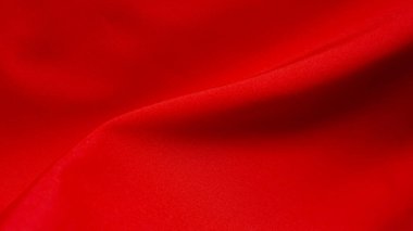 Kırmızı kumaşların yumuşak kıvrımları atmosferik Noel havası oluşturuyor..