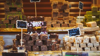 Geleneksel el yapımı şekerler ve Noel pazarında parlayan kurabiyeler tatlı tezgah.