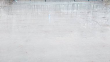 Noel ışıklarıyla buz pateni pisti huzurlu bir tatil havası yaratıyor..