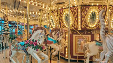 Altın Noel Atlıkarınca şenlik ve ışıl ışıl hareketlerle parıldıyor..