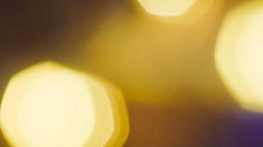 Lüks Noel arkaplanı yumuşak altın ışıklarla ve şenlikli ışıltıyla