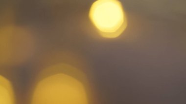 Şenlikli arka planlar için ışıltılı ışıkları olan altın bayram bokeh dokusu