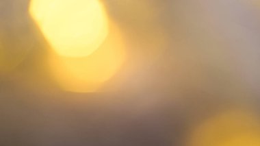 Lüks Noel arkaplanı yumuşak altın ışıklarla ve şenlikli ışıltıyla