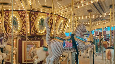 Altın Noel Atlıkarınca şenlik ve ışıl ışıl hareketlerle parıldıyor..