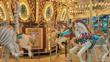 Altın Noel Atlıkarınca şenlik ve ışıl ışıl hareketlerle parıldıyor..