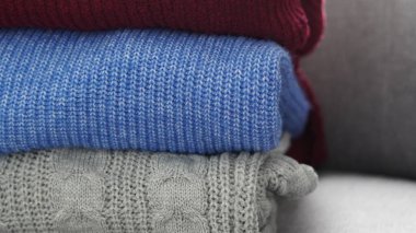 Örgü süveter konsepti kış konforu, sıcaklık ve günlük stile odaklandı..