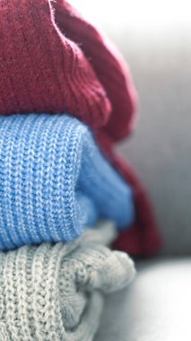 Örgü süveter konsepti kış konforu, sıcaklık ve günlük stile odaklandı..