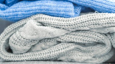 Sıcak örülmüş süveter konsepti rahat kışlık giysileri ve soğuk mevsimlik giysileri temsil eder..