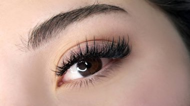 Kirpik uzatmalı kadın gözünü kapat, kirpik uzatma prosedürü. 2d hacim, 3d hacim, klasik kirpikler, Rus hacmi, mega hacim, yeni set..