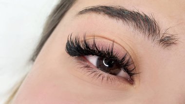 Kirpik uzatmalı kadın gözünü kapat, kirpik uzatma prosedürü. 2d hacim, 3d hacim, klasik kirpikler, Rus hacmi, mega hacim, yeni set..