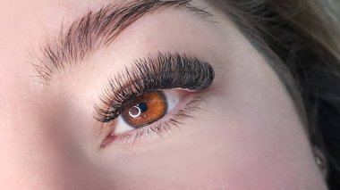 Kirpik uzatmalı kadın gözünü kapat, kirpik uzatma prosedürü. 2d hacim, 3d hacim, klasik kirpikler, Rus hacmi, mega hacim, yeni set..