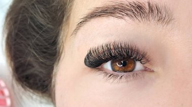 Kirpik uzatmalı kadın gözünü kapat, kirpik uzatma prosedürü. 2d hacim, 3d hacim, klasik kirpikler, Rus hacmi, mega hacim, yeni set..