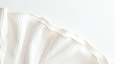 Beyaz desenli kumaşın yakın plan çekimleri ve hafif arka plan örtüsü.