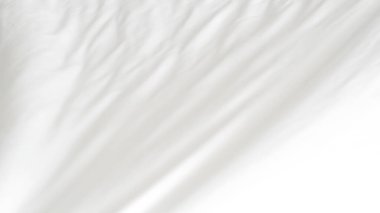 Yumuşak katlar ve arka planlar için uygun kırışıklıklar gösteren beyaz kumaşın yakın çekimi