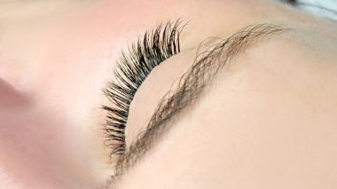 Güzellik salonu makro gözündeki kirpik uzantılarını kapat.