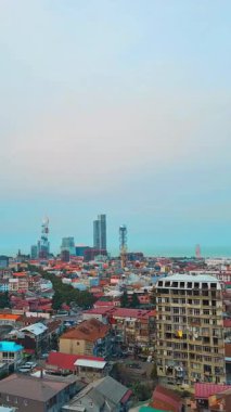 Sahil şehri gökdelenleri modern binalar ve liman manzarası, canlı çatılar Batumi üst manzarası