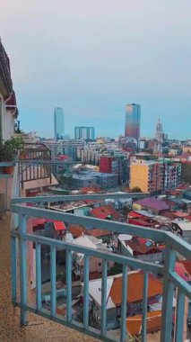 Aydınlatılmış binalar ve okyanus manzaralı şehir ışıkları görünen şehir manzarası