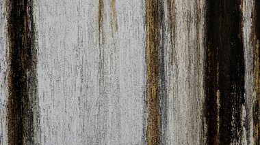 Siyah, beyaz ve kahverengi tonlarda dikey çizgilere sahip soyut bir duvarın yakın çekimi