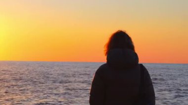 Gün batımında bir kızın silueti