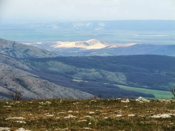 Uzaktaki dağdan manzaralı bir panorama