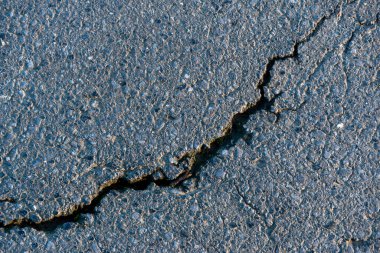 Eski asfalttaki çatlaklar, arka plan, doku. Çatlak yol
