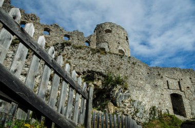 Eski kalenin kalıntıları, antik kalıntılar.