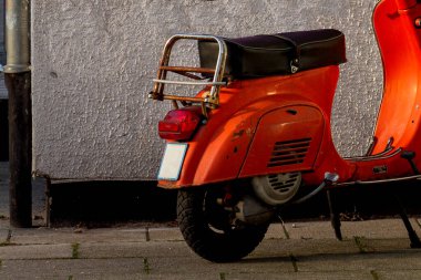 arkaplanda turuncu scooter