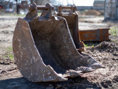 Kazıcının kovası gökyüzünü yalıyor.