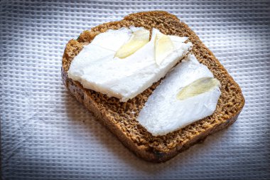 Sarımsaklı domuz yağı, domuz yağlı sandviç. Bir dilim siyah ekmek, peçetede domuz yağı ve sarımsak.