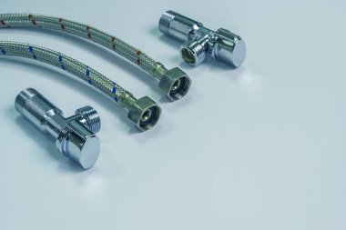 Karıştırıcının bağlantısına ayarlayın. Tesisat ve ısıtma sistemlerinin bileşenleri, hidrolik iletişim için yedek parçaların çeşitliliği. Pirinç musluklar, PPR tesisat hortumları hijyenik cihazların bağlantısı için. Isıtma ve kapatma vanası