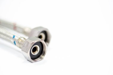 Su için esnek hortumlar. Su kaynağı için metal, esnek hortumlar. Reklam için düzenleme.