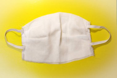 Nasıl koruyucu maske dikileceğini. Evde basit bir maske. Böyle bir maske herkes tarafından dikilebilir.