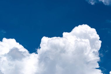 Mavi gökyüzündeki büyük bulutlar. Şiddetli bulutlu mavi gökyüzü arkaplan veya doku