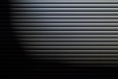 Loş ışıkta kör olur. Doku ya da arka plan. Soyutlama. Pencere perdeleri. Gri depresif arkaplan