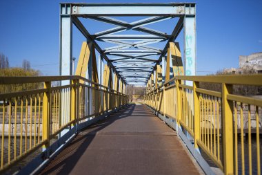 Sarı mavi yaya metal köprüsü, metal köprü inşaatı