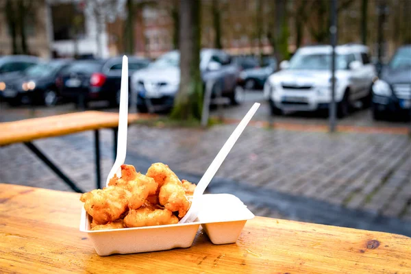 Plastik tek kullanımlık aletlerde sokak yemeği. Sokak restoranının masasında külçeli plastik çatal bıçak.