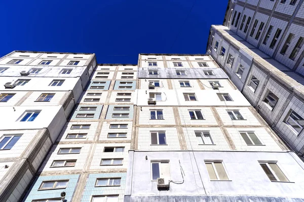 Sovyet zamanında inşa edilmiş, Doğu Avrupa 'da bir şehirde bir apartman bloğu.
